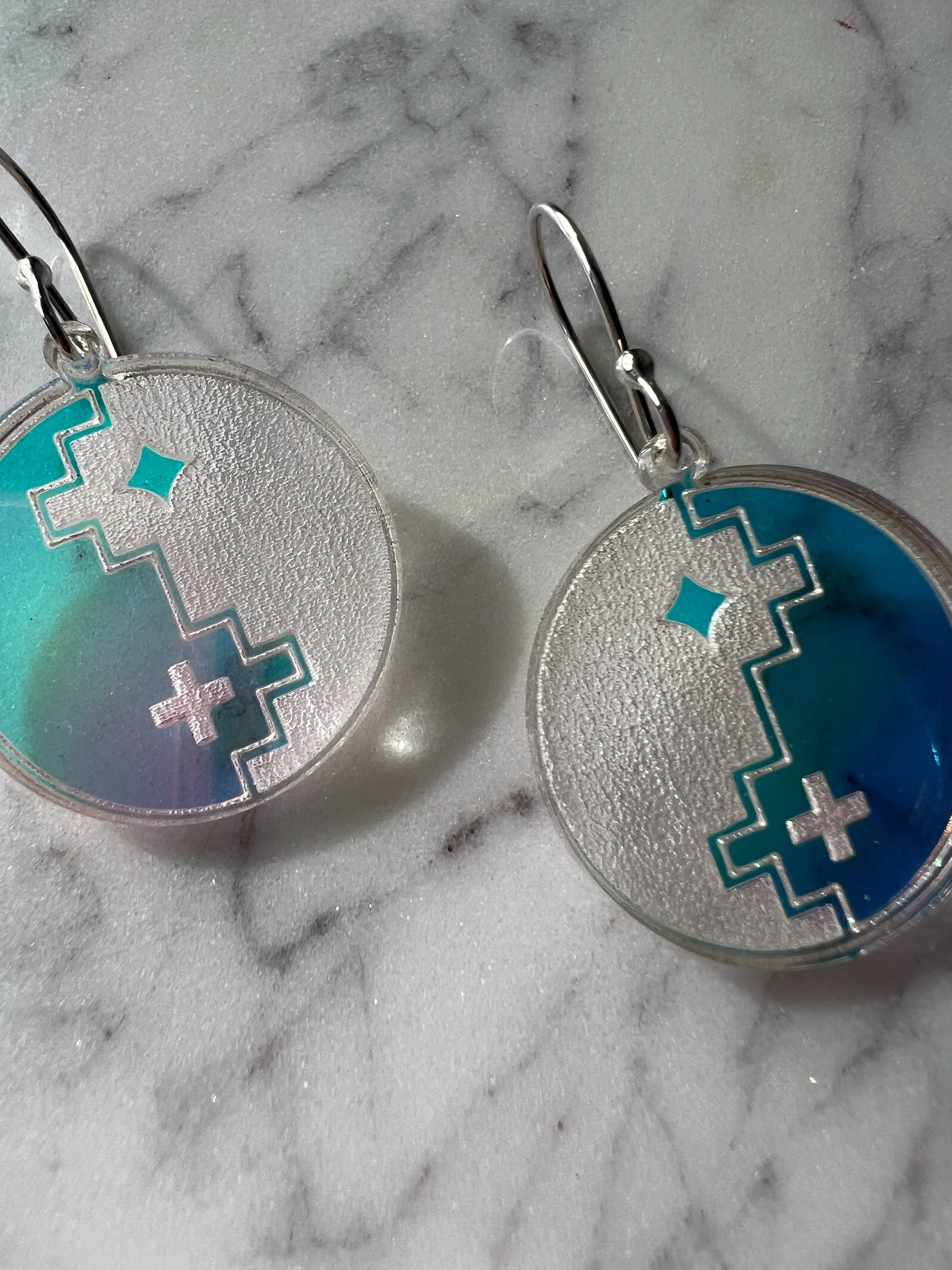 Hózhó earrings in Iridescent